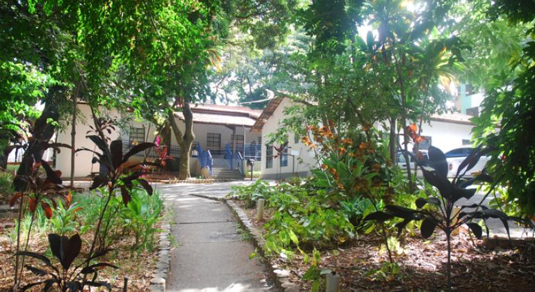 Sede da Regional Nordeste, uma casa de estilo colonial chamada Fazendinha, oferece os serviços da PBH em meio a muitas árvores frutíferas e verde. 