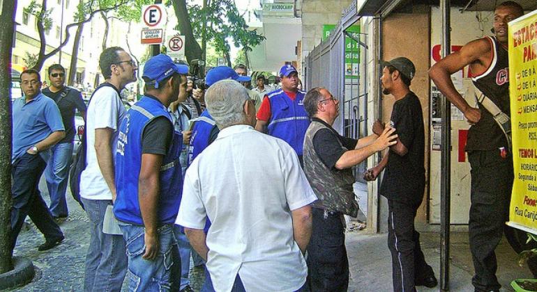 Prefeitura e PM coíbem ação irregular de “flanelinhas" Fiscais verificam ações contra "flanelinhas" no centro. Foto: Nayara Malta