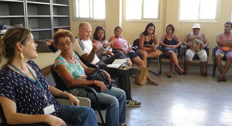 10 homens e mulheres, membros do grupo antitabgismo, reunidos em sala do Centro de Saúde Padre Tiago, durante o dia. Foto: Gercom Pampulha