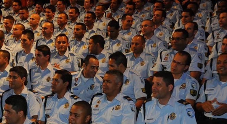 Mais de 30 membros da Guarda Municipal reunidos e sentados em evento fechado. Foto: Divulgação PBH