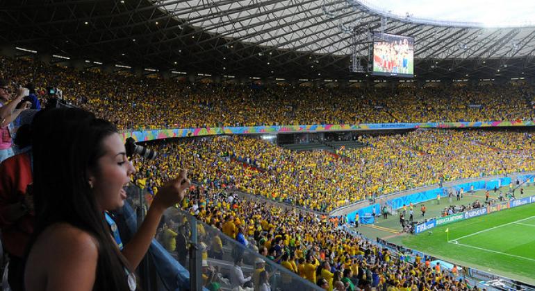 BHTrans faz operação especial para jogo Cruzeiro x Atlético. Foto: Adão de Souza Torcida cheia no MIneirão durante o dia.