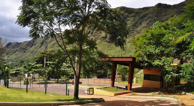 Serra do Curral ao fundo, com árvores e guarita em dia de sol. Foto: Divulgação PBH.