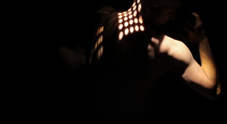 Artistas apresentam poema cênico no Teatro Francisco Nunes Jogo de luz e sombra revela formas atléticas de um dorso nu. Foto: Divulgação