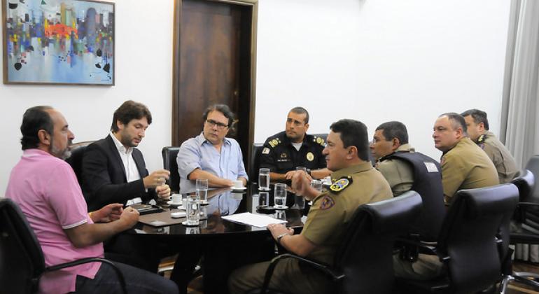 PBH faz parceria com PM para viabilizar sede de Batalhão Prefeito Alexandre Kalil se reúne com representantes da PBH e da Polícia Militar no gabinete. Foto: Adão de Souza