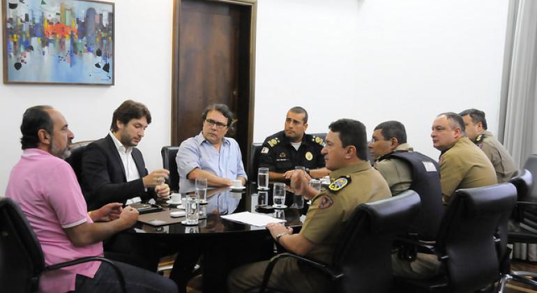 Prefeito Alexandre Kalil se reúne com representantes da PBH e da Polícia Militar no gabinete. Foto: Adão de Souza