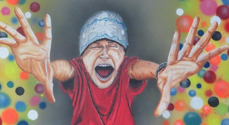 Programa Gentileza apoia ação em favor da arte urbana em BH Grafite de homem com touca azul e camiseta de malha verleha com braços estendidos, cercado de pontos coloridos.