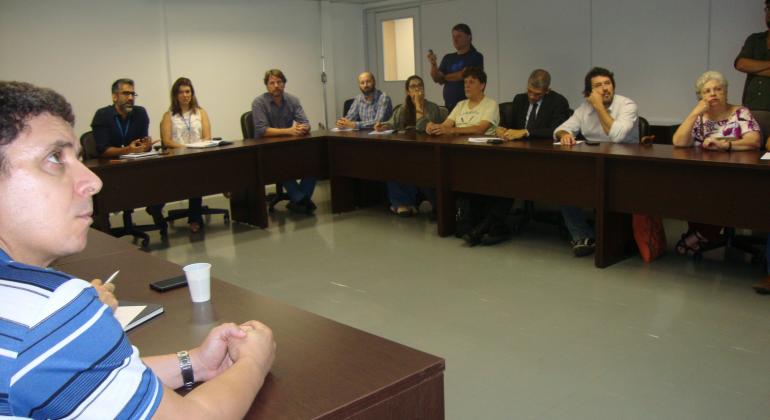 Representantes da Prefeitura se reúnem com membros de entidades de servidores municipais em sala fechada. Foto: Divulgação PBH