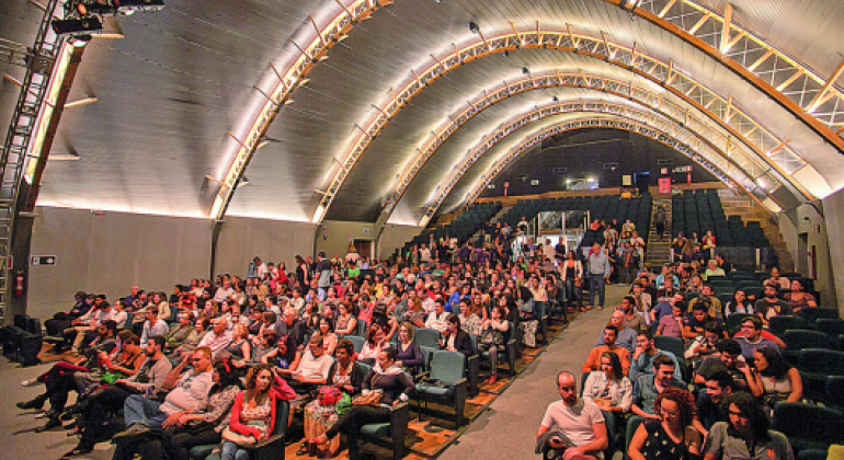 Platéia lotada do Teatro Francisco Nunes. Foto: Divulgação