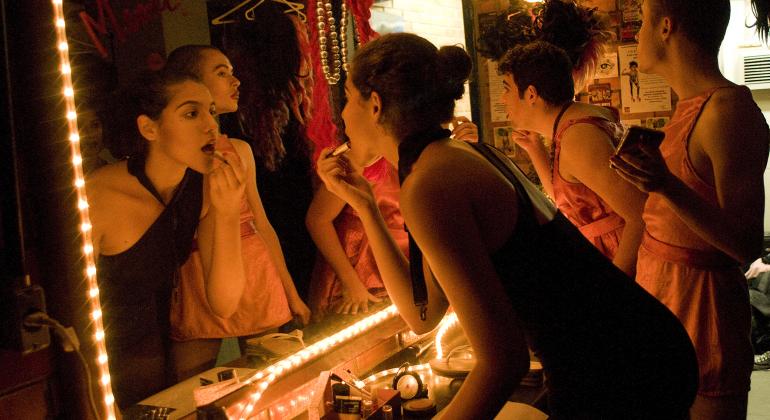 Espetáculo discute questões de gênero no Teatro Marília. Foto: Divulgação Uma mulher e dois homens se maquiam diante de um espelho, utilizando batom e outros adereços