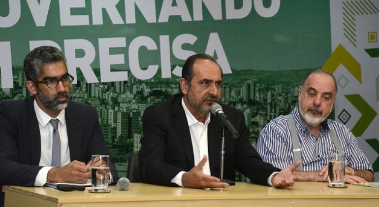 PBH formaliza a desistência de duas ações de reintegração de posse. Foto Amira Hissa Prefeito Alexandre Kalil apresenta proposta de reforma com corte na máquina. Ao seu lado direito, o secretário municipal de planejamento, André Reis, e à esquerda, o secretário municipal de finanças, Fuad Noman