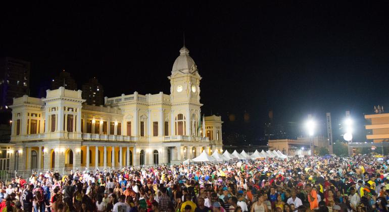 Praça da Estação com muitos cidadãos durante evento noturno