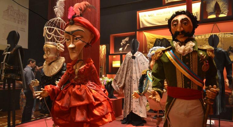 Bonecos e figurinos de peças teatrais em exposição no Museu Histórico Abílio Barreto.