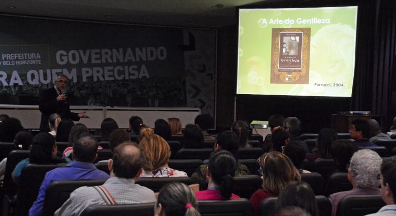 Auditório lotado. Palestra a Arte da Gentileza