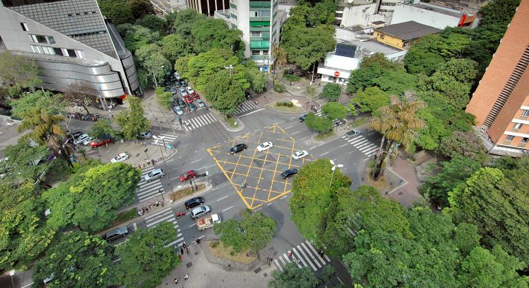 foto tira de cima provavelmente de um helicóptero ou algo do tipo, da praça principal da Savassi. 