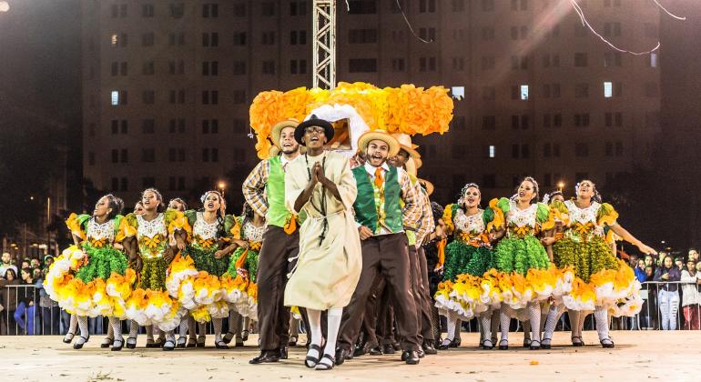 Prazo para cadastramento de festas públicas e privadas foi prorrogado até dia 6 de junho. Foto: Mariane Botelho Mais de vinte homens e mulheres com trajes juninos em verde e amarelo fazem formação de quadrilha junina.