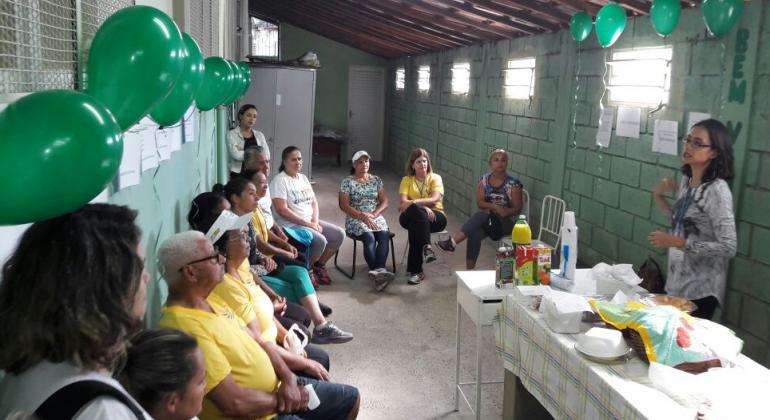 Usuários participam de palestra no Centro de Saúde Ouro Preto sobre alimentação saudável.
