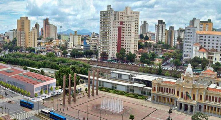 Ilustração de vista aérea do Centro de Referência da Juventude, à direita da Praça da Estação, durante o dia. 
