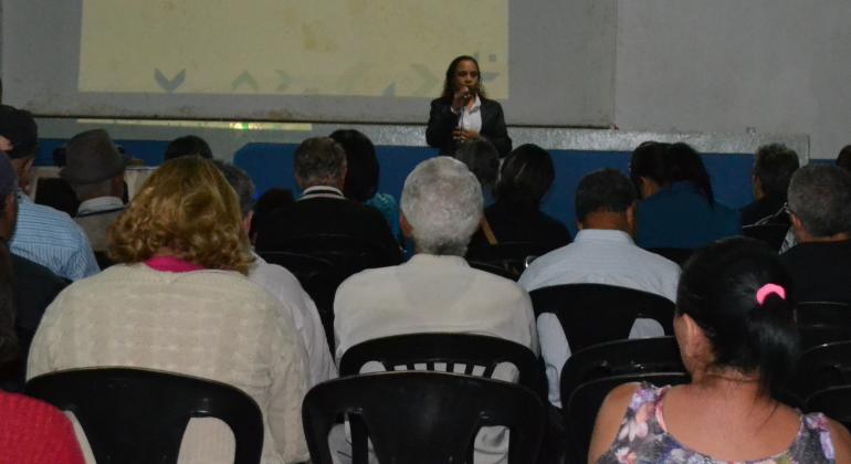 Membros da Conforça receberam informações sobre as obras do Barreiro em andamento. Foto: Lidiane Sant'Ana Sentados, membros da Conforça ouvem apresentação da secretária adjunta de Gestão Compartilhada Ana Paula Siqueira.