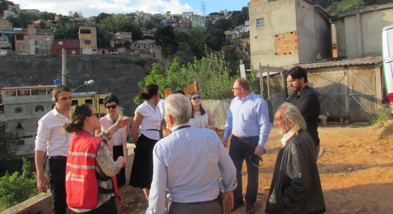 Visitantes conheceram mecanismos de engajamento dos cidadãos em projetos de infraestrutura da PBH. Foto: Urbel Membros da Delegação Russa visitam Aglomerado da Serra com técnicos da Urbel