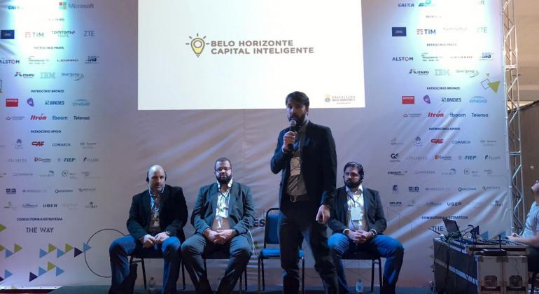 Diretor de Infraestrutura da Prodabel, Leonardo Roscoe, secretário de Modernização, Jean Mattos Duarte, Presidente da Prodabel, Leandro Garcia (de pé), e secretário adjunto de Desenvolvimento Econômico, Bruno Miranda, em apresentação no evento Smart City Business, realizado em Curitiba, no Paraná.