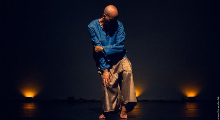 Espetáculo de dança “Kurô” - Foto: Maria Clara Cheib Em cena, Sérgio Penna realiza sua performance em um com pouca iluminação. Foto: Maria Clara Cheib