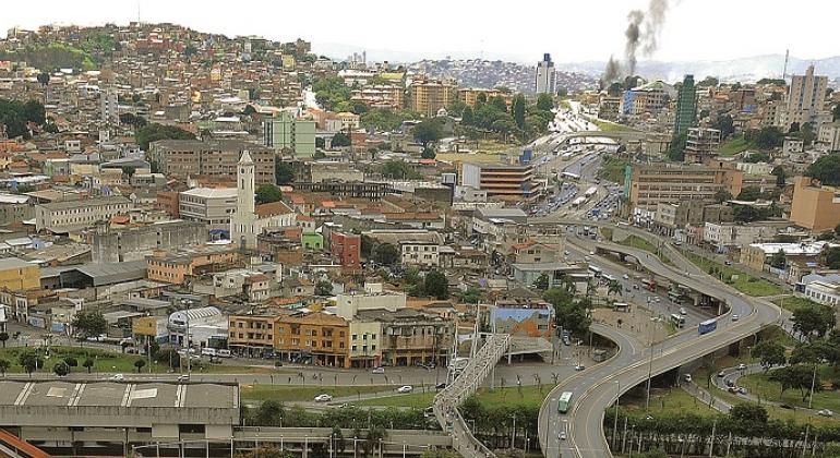 Vista aérea da Lagoinha, com prédios diversos, trânsito e destaque com Viaduto da Lagoinha, que terá acréscimo de duas alças.