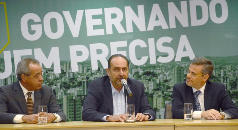 Prefeito Alexandre Kalil se pronuncia durante lançamento de aperfeiçoamento de Portal da Transparência acompanhado deprocurador-geral do município, Tomás de Aquino e controlador-geral do município, Leonardo Ferraz.