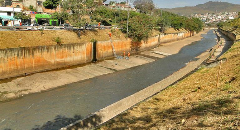 Rio Arrudas canalizado na região Leste de Belo Horizonte durante o dia. 