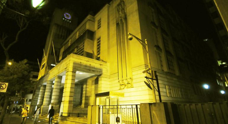 Fachada da Prefeitura de Belo Horizonte iluminada de amarelo.
