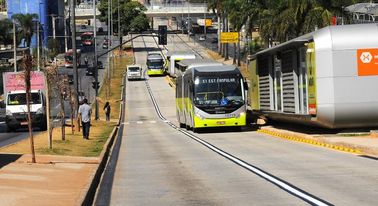 Ônibus estacionado em frente à estação do MOVE na Avenida Antônio Carlos, de dia. Foto ilustrativa.