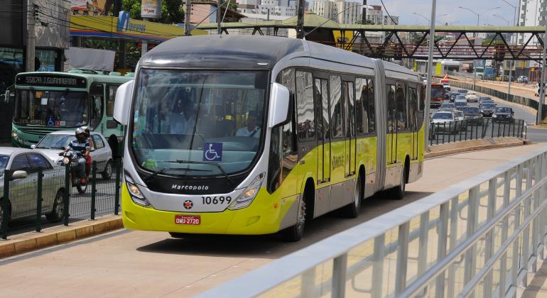 Ônibus do Move transita em pista exclusiva. 