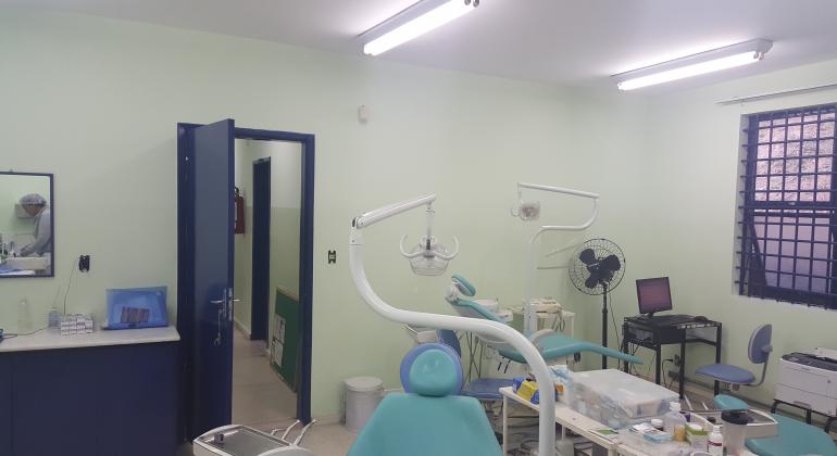 Consultório odontológico em centro de saúde com duas cadeiras e equipamentos em excelente estado após reforma. 