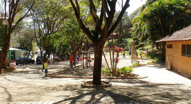 Foto: Divulgação PBH Parque com árvores e aparelhos de ginástica, grama e passeios durante o dia.
