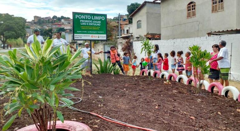 SLU e comunidade participam de implantação de Ponto Limpo em Venda Nova. Foto: Regional Venda Nova Superintandência de Limpeza Urbana (SLU) e comunidade reunidas em torno do novo Ponto Limpo em Venda Nova durante o dia