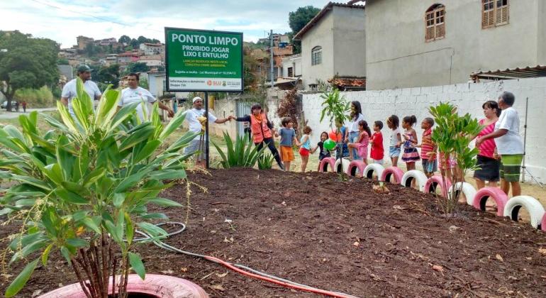 Superintandência de Limpeza Urbana (SLU) e comunidade reunidas em torno do novo Ponto Limpo em Venda Nova durante o dia