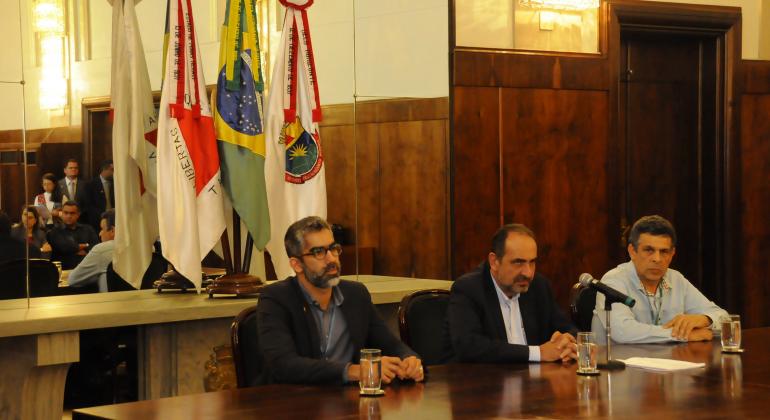 Prefeito Alexandre Kalil e secretariado dão posse aos membros do Conselho Municipal de Habitação. Foto: Rodrigo Clemente Secretário Municipal de Planejamento André Reis, prefeito Alexandre Kalil e diretor-presidente da Urbel Claudius Vinicius Pereira, dão posse a novos membros do Conselho Municipal de Habitação no salão nobre da Prefeitura.