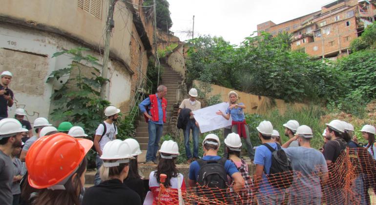 Cerca de vinte pessoas, todas com capacete de proteção, conhecem as obras do Vila Vila Santa Lúcia, apresentadas por três técnicos da Urbel, também protegidos, durante o dia