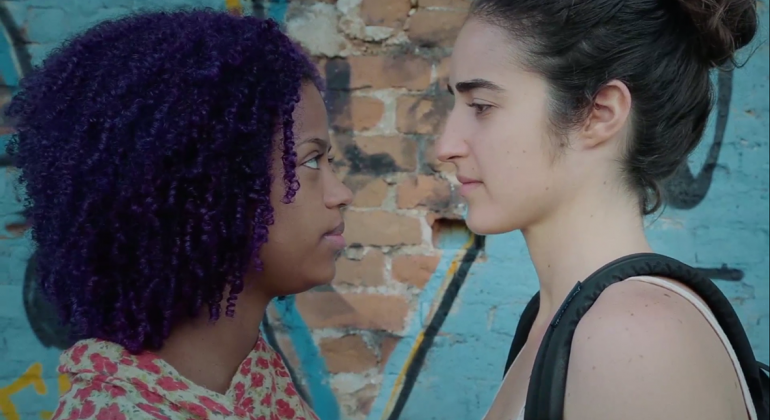 "Na esquina da minha rua favorita com a tua" faz parte da Mostra Feminista de Cinema, em cartaz no MIS CIne Santa Tereza. Foto: Divulgação Duas garotas, uma negra e outra branca, se olham. Imagem do filme "Na esquina da minha rua favorita com a tua".