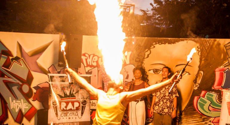 Espetáculo no Lagoa do Nada mistura as linguagens do Rap e da arte circense. Foto: Divulgação Artista realiza performance com fogo durante apresentação do grupo Rap Encena. Foto: Divulgação