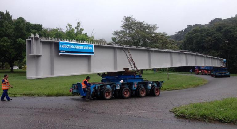 Viga de 54 metros de comprimento vai chegar a BH dia 2 de junho para nova alça do Viaduto da Lagoinha. Foto: Usiminas Veículo de oito rodas transporta viga de 54 metros de comprimento, que vai chegar a BH dia 2 de junho para nova alça do Viaduto da Lagoinha.