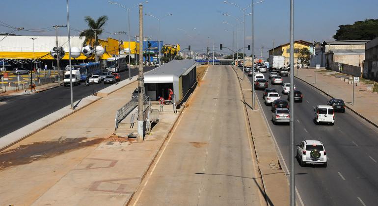 PBH autoriza a circulação de táxis em pista do MOVE - Foto: Divulgação/PBH Corredor Pedro I é integrante do BRT Move Pampulha vazio.