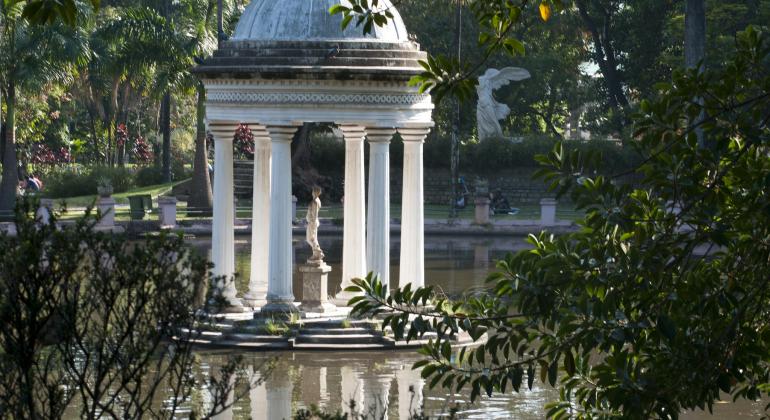 Parque Municipal Américo Renné Giannetti Coreto decorativo em pequeno lago artificial no Parque Municipal Américo Renné Giannetti.
