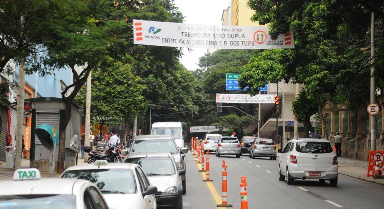 Imagem ilustrativa. Rua Tupis, no Centro de Belo Horizonte, com fila de carros. 
