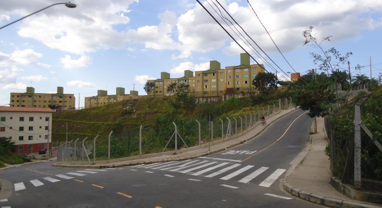 Construção de unidades habitacionais e recuperação ambiental na bacia do Córrego Santa Terezinha ft Antônio 