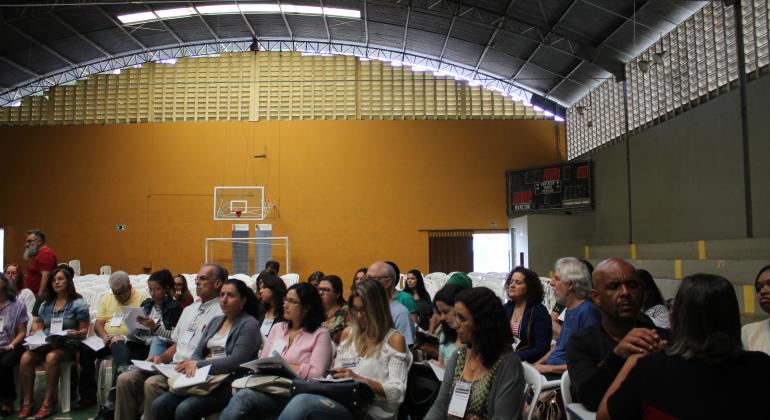 Professores municipais participam de Pré-conferencia de redação em quadra. Na foto, grupo de 30 pessoas.