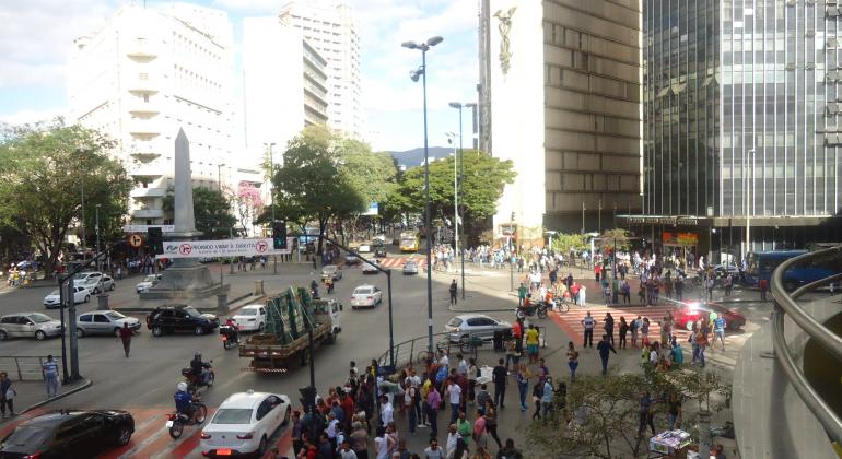 Tarde no Hipercentro de Belo Horizonte. Prédios, carros e pessoas