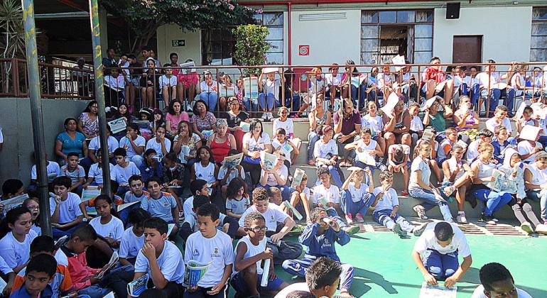 Mais de 18 mil já fizeram o Cadastramento Escolar em BH - Foto: Divulgação/PBH Muitas crianças sentadas em uma quadra.