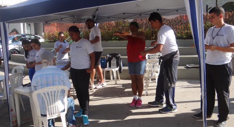 Programa Caminhar oferece orientações a praticantes de caminhada - Foto: Doralice Calazans Técnicos e educadores físicos prestam informação à praticantes da caminhada
