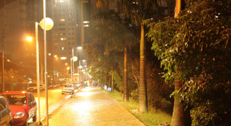 Novo canal de solicitação de serviços de iluminação pública - Foto: Adão de Souza/PBH Rua iluminada em dia de chuva