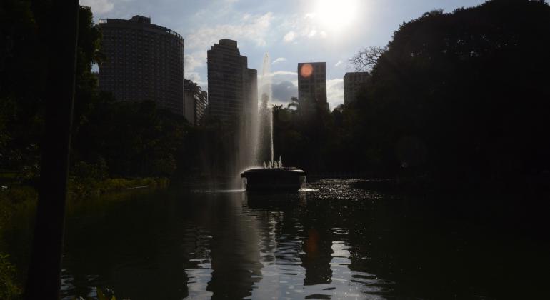 Nota: Parque Municipal fechado para intervenções - Foto: Amira Hissa/PBH Fonte do Parque Municipal em dia de sol